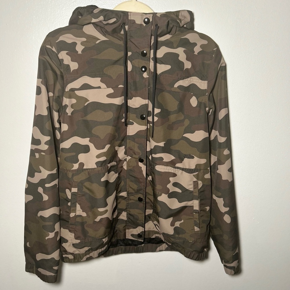 Volcom Women’s Enemy Stone Camo Windbreaker Jacket. M Lightweight Hooded